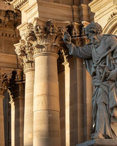 The statue of St. Paul before the columns of Siracusa Cathedral