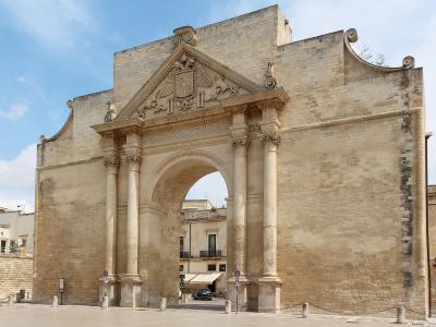 Porta Napoli, the triumphal arch of Lecce
