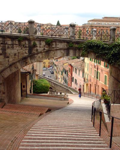 Via dell'Acquedotto, a medieval street in Perugia