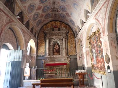 The image shows the interior of a church with a decorated ceiling, an ornate altar featuring a statue of the Virgin Mary under the inscription "ALTARE PRIVILEGIATO", and a large painting on the right wall.