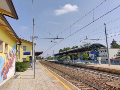 The image shows the platform and tracks of the Bologna Borgo Panigale railway station, identifiable by the blue station signs reading "Bologna Borgo Panigale" on both sides of the tracks.