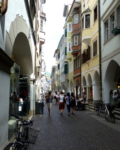 Shoppers under the arcades of Via dei Portici, Bolzano